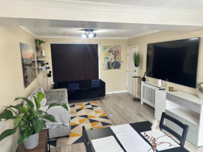 Modern 3-Bed House Contractor Stay in Kent, Medway - Rochester Strood with Parking & WiFi for Long Stays
